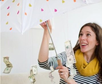 Darujte peníze jako svatební dar v podobě deštníku