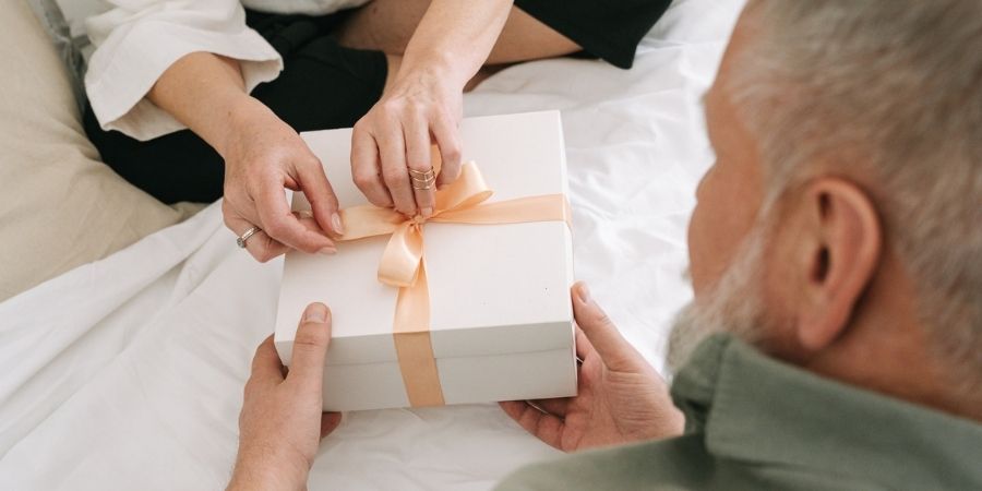 Jaká dárek pro prarodiče? Čím potěšit babičku a dědu?
