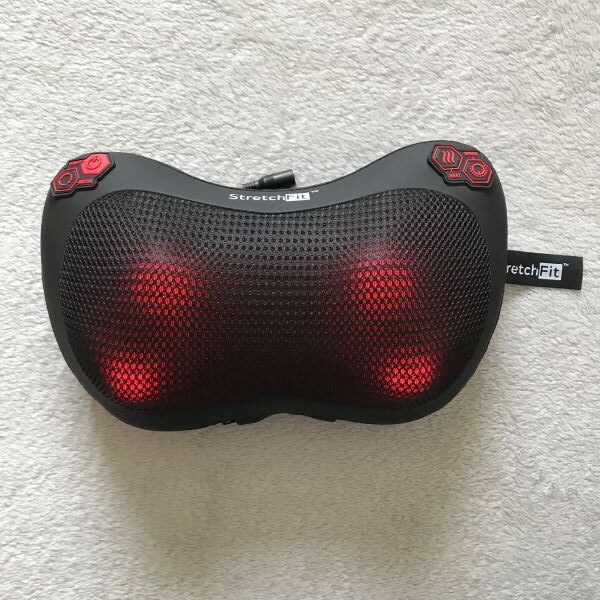 Masážní polštář má vyhřívání.