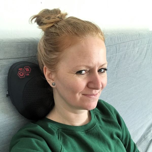 Namasírujte si pomocí polštáře šíji.