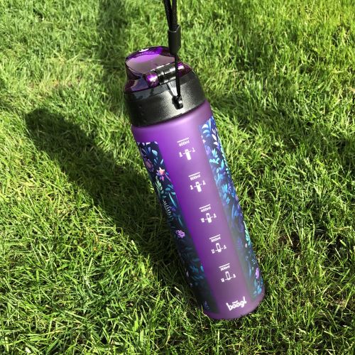 Rysky na tritanové lahvi na pití pro děti