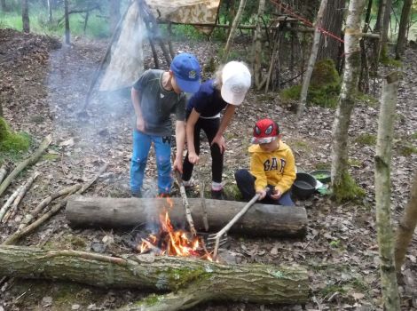 Kurz přežití pro rodinu patří mezi nejlepší zážitkové dárky pro děti.